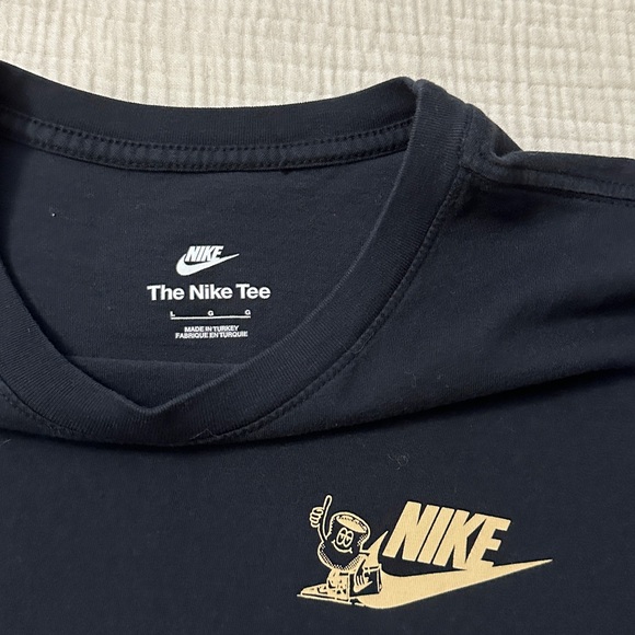 NWOT Nike Tee - Picture 8 of 8